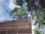 pagar-depan-dari-rumah-di-jalan-simprug-golf-17-nomor-1-jakarta-selatan-6867.jpg