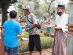 pak-wahab-saat-membagikan-amplop.jpg