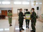 pangdam-dan-ketua-persit-menyerahkan-bantuan-berupa-alat-pelindung-diri-apd.jpg