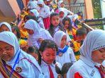 para-kakak-asuh-di-sdn-2-cakranegara-menemani-murid-kelas-satu.jpg