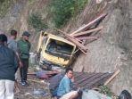 para-korban-kecelakaan-maut-di-minyambouw-kabupaten-pegunungan-arfak-papua-barat.jpg