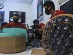 para-pekerja-di-andi-brother-sedang-membuat-sofa-berbahan-baku-botol-plastik.jpg