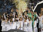 para-pemain-real-madrid-merayakan-kemenangan-dalam-pertandingan-sepak-bola-final-piala-super-spanyol.jpg