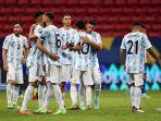 para-pemain-timnas-argentina-berpelukan-seusai-mengalahkan-paraguay-1-0.jpg