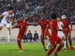 para-pemain-timnas-u-23-indonesia-berebut-bola-dengan-pemain-pemain-timnas-u-23-vietnam.jpg