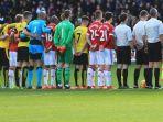 para-pemain-watford-dan-mu-pada-saat-memulai-laga-mengheningkan-cipta-semenit-untuk-penghormatan.jpg