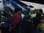 para-penumpang-sriwijaya-sj589-tujuan-makassar-jakarta-saat-turun-dari-pesawat.jpg