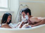 pasangan-di-kamar-mandi.jpg