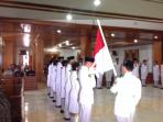 paskibraka-minahasa-saat-pengukuhan-cium-bendera_20150815_155702.jpg