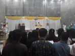 pastor-pimpin-misa-akhir-tahun.jpg
