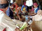 pedagang-empon-empon-di-pasar-pucang-anom-kota-surabaya-rabu-532020.jpg
