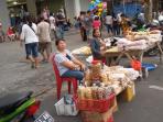 pedagang-kue-kering-dari-tomohon_20150710_120720.jpg