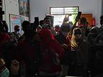 pedagang-pasar-tuminting-unjuk-rasa-menolak-pindah-ke-buha.jpg