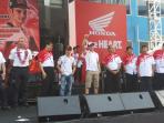 pedrosa-dan-marquez-sapa-penggemar.jpg