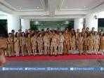 pejabat-pemprov-ikut-keganjringan-tiktok-goyang-ubur-ubur-di-depan-kantor-gubernur.jpg