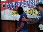 pelaku-dugaan-pembunuhan-saat-gelar-perkara-di-markas-polres-kudus-jawa-tengah-12121.jpg