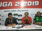 pelatih-psbs-biak-m-djaelani-saputra-tengah-dan-kapten-tim-patrias-rumerre.jpg