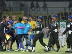 pelatih-psms-medan-peter-butler-tertangkap-kamera-melakukan-gestur_20181018_160237.jpg