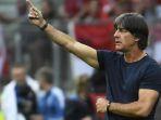 pelatih-timnas-jerman-joachim-loew-memberi-instruksi-kepada-anak-anak-asuhnya.jpg