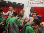 pelatih-timnas-u-16-indonesia-bima-sakti-bersalaman-dengan-pemain.jpg