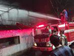 pemadam-kebakaran-menyiram-puing-rumah-kos-yang-terbakar-setelah-api-muncul-malam-ini.jpg