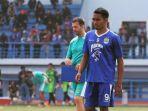 pemain-baru-persib-bandung-frets-butuan-depan-dan-pelatih-miljan-radovic-belakang.jpg