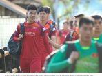 pemain-dan-ofisial-timnas-vietnam-jalan-kaki-ke-stadion-gelora-samudra.jpg