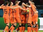 pemain-depan-belanda-wout-weghorst-kanan-merayakan-dengan-rekan-satu-timnya.jpg