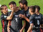 pemain-depan-kroasia-ivan-perisic-2l-merayakan-mencetak-gol-pertama-timnya.jpg