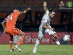 pemain-persebaya-surabaya-damian-lizio-kanan-berebut-bola-dengan-kapten-borneo-fc.jpg