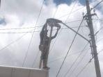 pemdes-makaaroyen-ganti-lampu-jalan-yang-tak-berfungsi.jpg