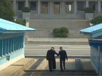 pemimpin-korea-utara-kim-jong-un-saat-menggenggam-erat-tangan-presiden-korea-selatan-moon-jae-in_20180427_181800.jpg