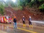 pemkot-tomohon-saat-melakukan-pembersihan-materil-tanah-yang-sempat-menutupi-jalan-raya67.jpg