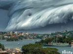penampakan-gulungan-awan-tsunami-yang-mirip-dengan-yang-terjadi-di-makassar.jpg