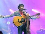 penampilan-musisi-glenn-fredly-pada-konser-romansa-masa-depan-13.jpg