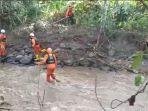 pencarian-warga-minahasa-tenggara-mitra-yang-terseret-banjir-senin-2092021.jpg