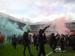 pendukung-memprotes-pemilik-manchester-united-di-dalam-stadion-old-trafford.jpg