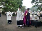 penerimaan-jenazah-pastor-marcellus-rarun-di-seminari-kakaskasen-tomohon-57765.jpg