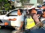 pengemudi-mobil-adu-mulut-dengan-polisi_20181026_124147.jpg