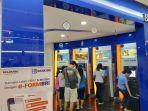 pengunjung-bertransaksi-keuangan-non-tunai-di-bri-e-banking-lounge-mantos-3.jpg