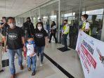 penumpang-lion-air-jt-701-rute-timika-manado-tiba-di-manado.jpg