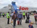 penumpang-turun-dari-lion-air-jt-700-rute-manado-timika.jpg