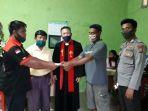 penyerahan-blt-dandes-oleh-sangadi-desa-sampiro-kepada-warga-yang-terdampak-covid-19.jpg