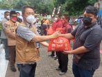 penyerahan-simbolis-paket-bantuan-sembako-kepada-warga-di-keluraham-paceda.jpg