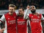 penyerang-arsenal-alexandre-lacazette-kanan-saat-merayakan-gol.jpg