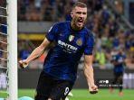 penyerang-inter-milan-asal-bosnia-edin-dzeko-melakukan-selebrasi-setelah-dia-mencetak-gol.jpg