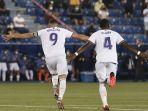 penyerang-real-madrid-asal-perancis-karim-benzema-melakukan-selebrasi-dengan-david-alaba-2190u.jpg