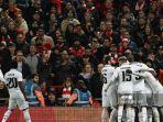 penyerang-real-madrid-asal-prancis-karim-benzema-dikerumuni-oleh-rekan-setimnya.jpg