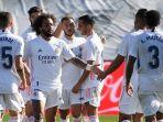 penyerang-real-madrid-belgia-eden-hazard-tengah-merayakan-bersama-rekan-satu-timnya.jpg
