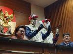 penyidik-kpk-didampingi-wakil-ketua-kpk-basaria-panjaitan-kiri-dan-laode-m-syarif-kanan.jpg
